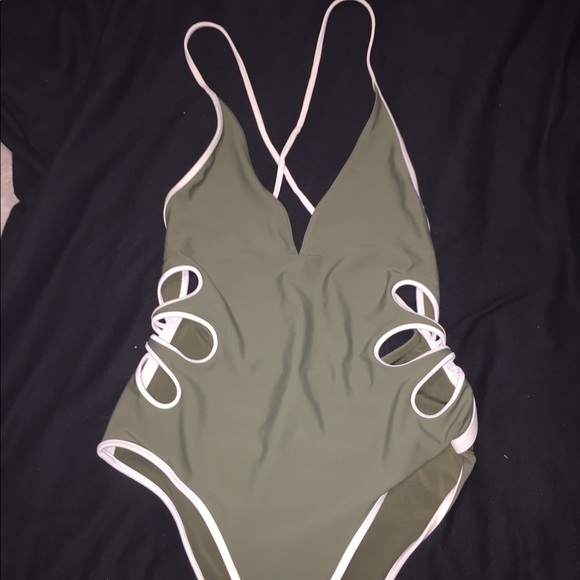 One piece bathing suit - Picture 1 of 3